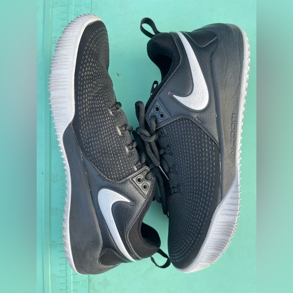 Nike woman’s volleyball shoes size 11 - Picture 2 of 7